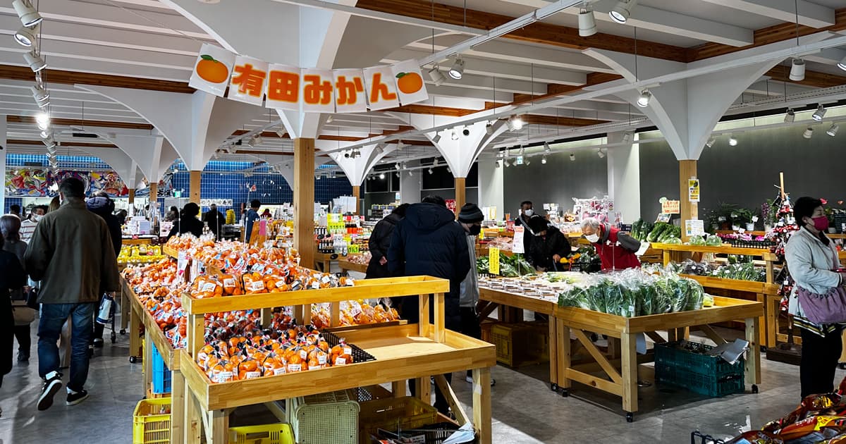 浜のうたせ店内には、海・山の幸や有田の特産品が並んでいる