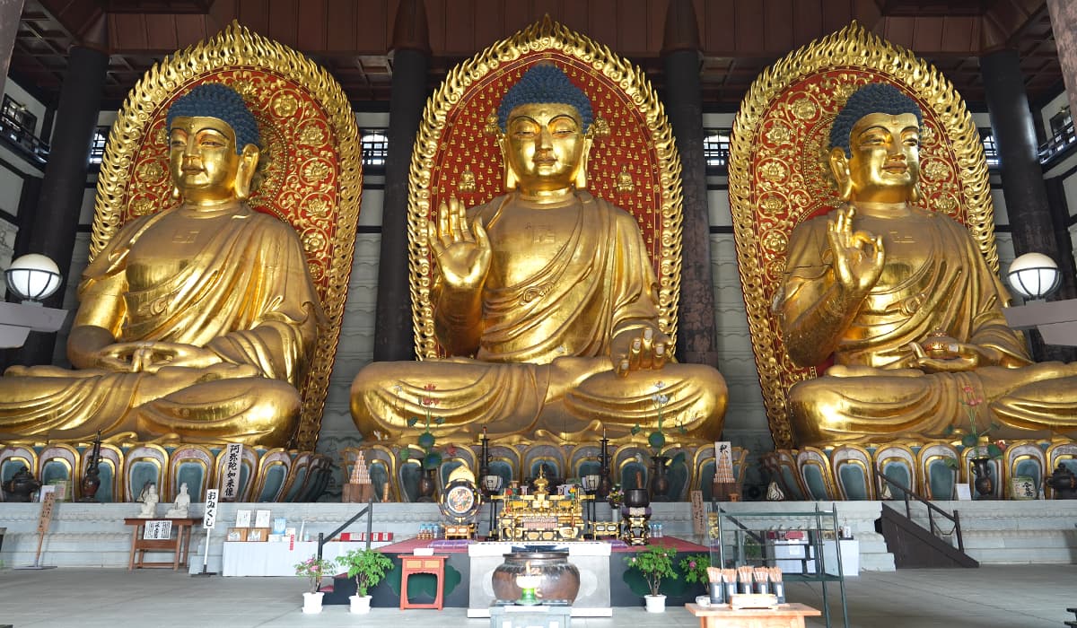 但馬大仏｜大仏殿には釈迦如来像（中央）、薬師如来像（右）、阿弥陀如来像（左）の三体の木造の大仏