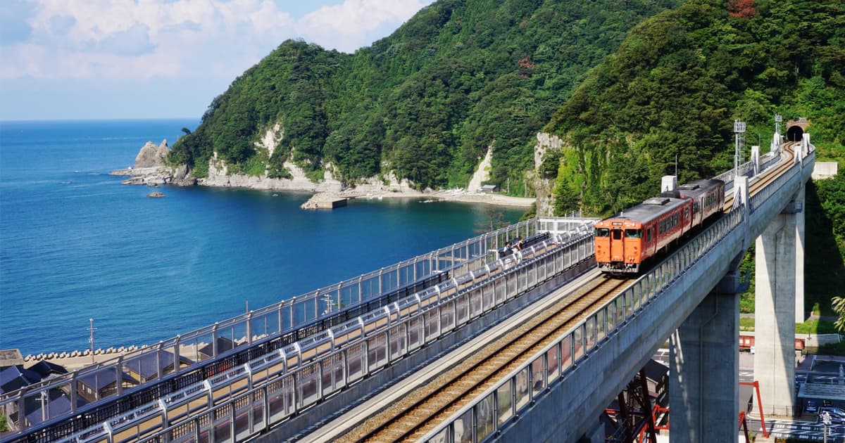 兵庫県香美町にある余部橋梁は、日本海を望む絶景の中を走る山陰本線のシンボル