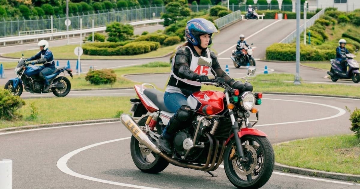 二輪免許取得｜コース内を走行している女性教習生