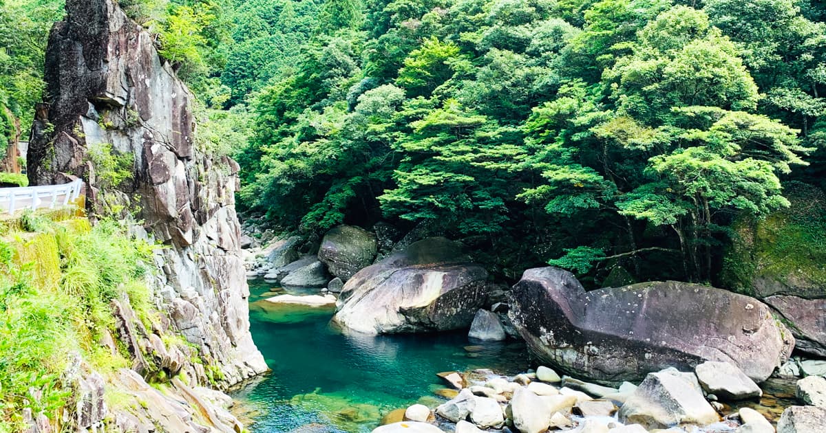 魚飛渓（吊橋）を過ぎても川の美しさは変わらない
