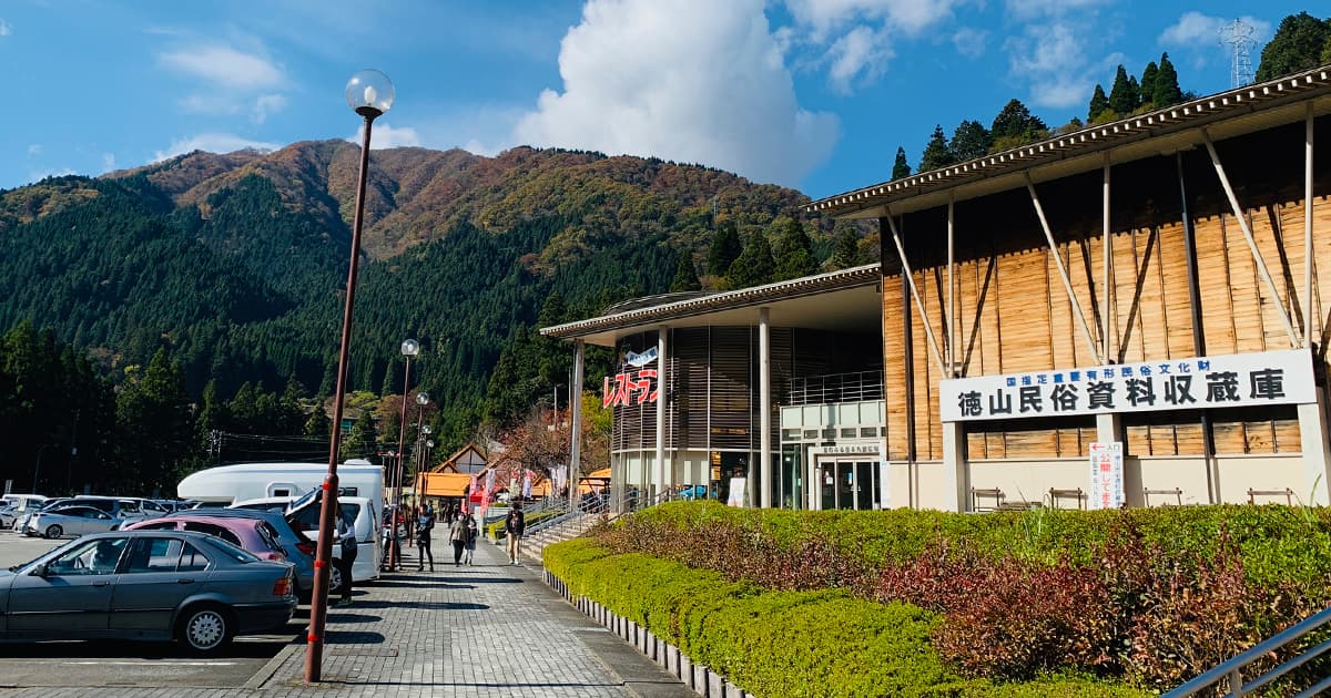 道の駅 星のふる里ふじはしは、広い敷地に大きな施設。足湯まである。