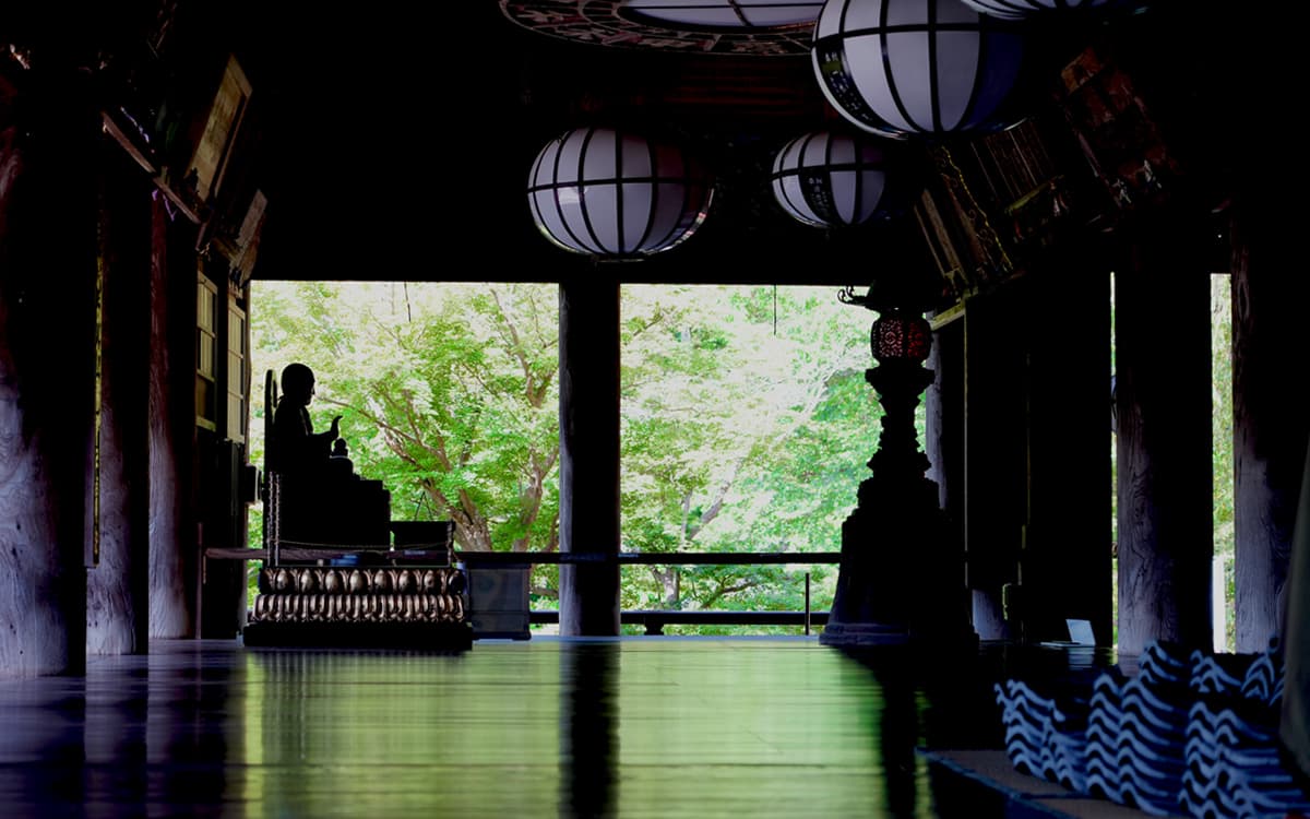 長谷寺 本堂のなかには「床リフレクション」と仏像の画像を撮影できる映えスポットがある