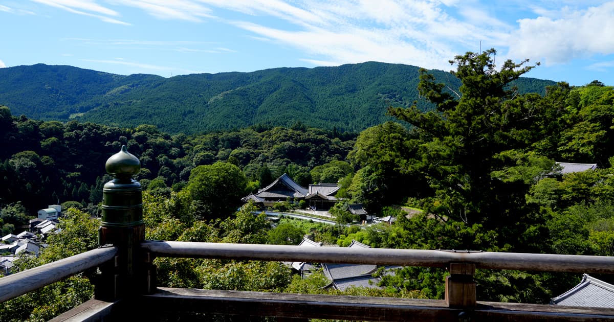 本堂の舞台から眺める景色も見逃せない