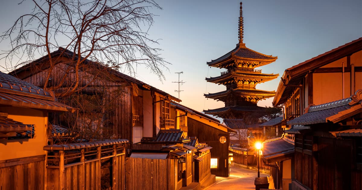 夜のしっぽりした法観寺 八坂塔も撮影したい