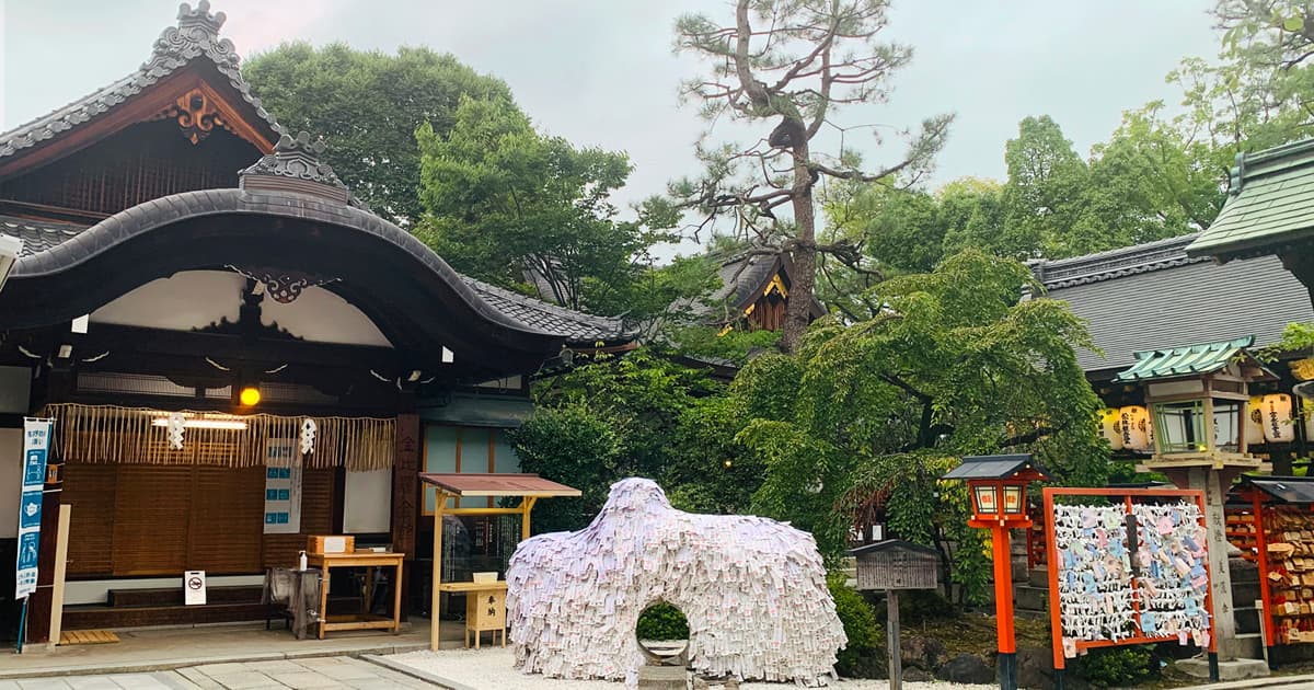 安井金比羅宮は、悪縁を切り、良縁を結ぶ神社