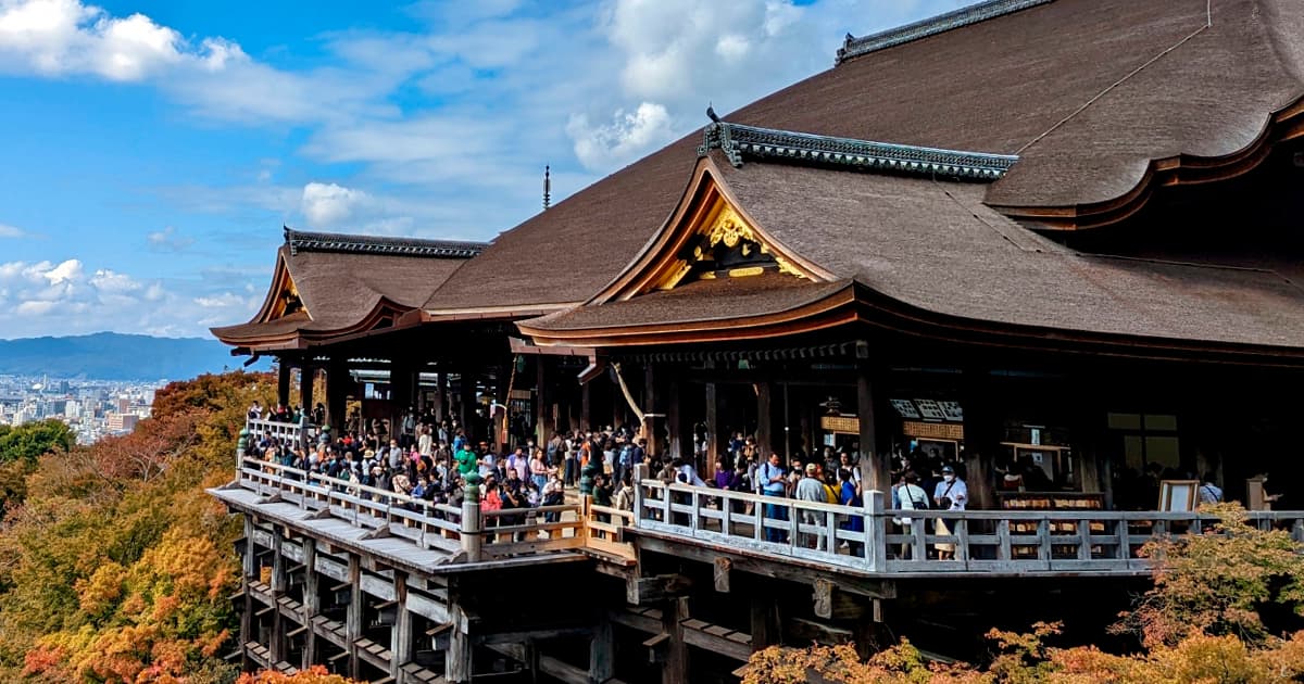 観光客で混雑している清水寺