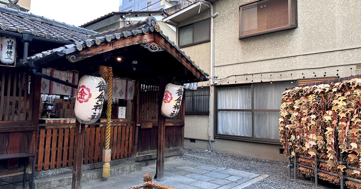 御金神社 社殿の右手奥には末社がある
