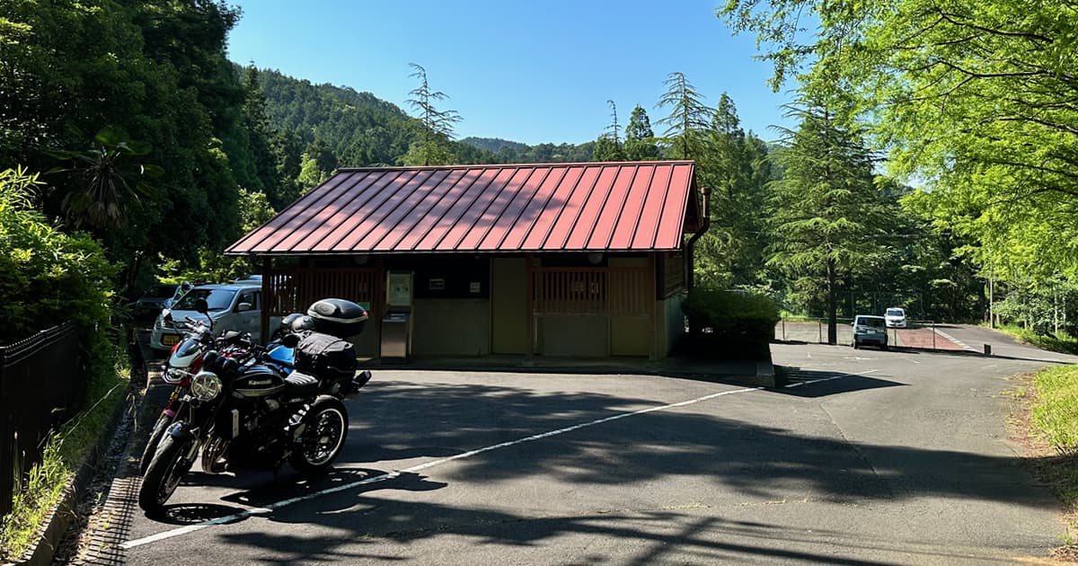 舞鶴自然文化園の駐車場は広く、バイクは誘導された場所へ停めます