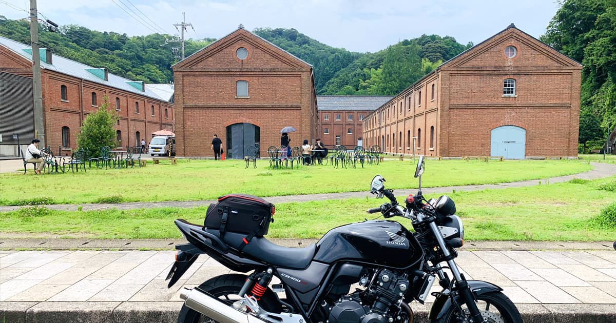は、旧海軍ゆかりの赤れんが倉庫群を活用した観光スポット