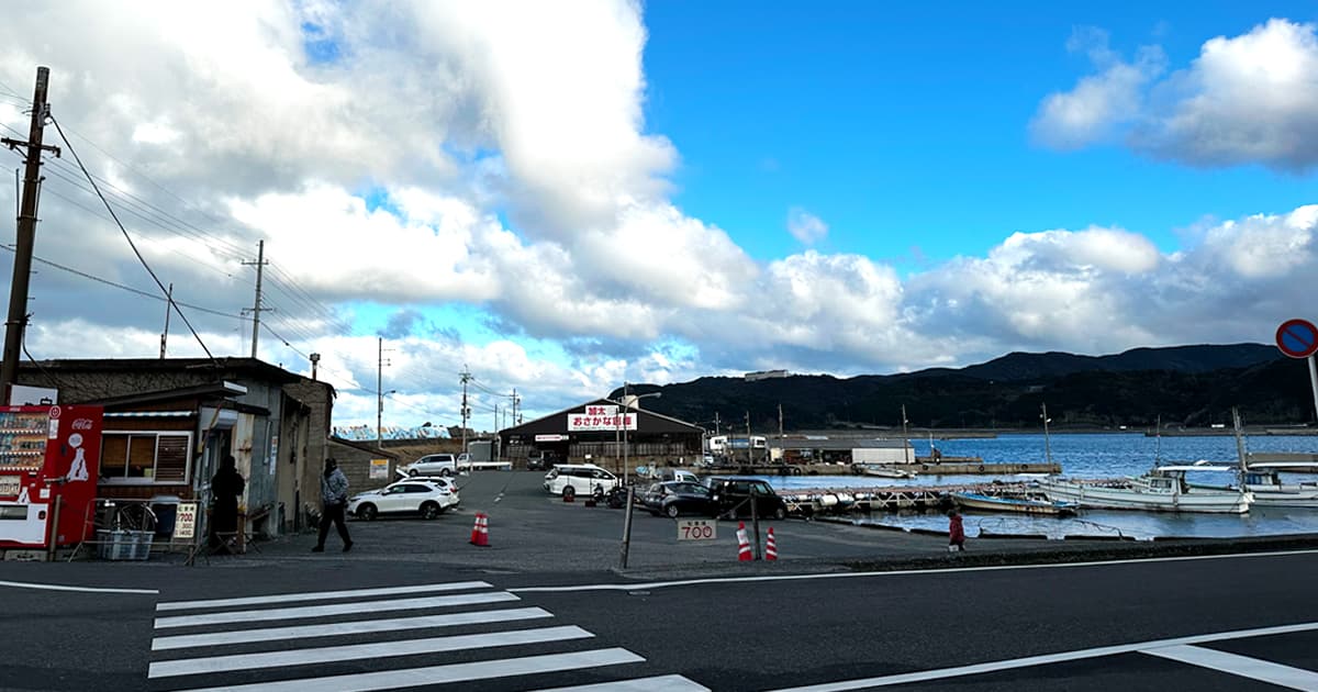 満幸商店の駐車場はバイク禁止だから海沿いのここ！