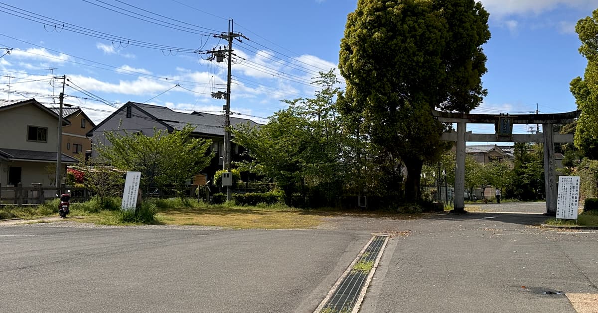 松尾大社の参拝者駐車場にバイクを停められる