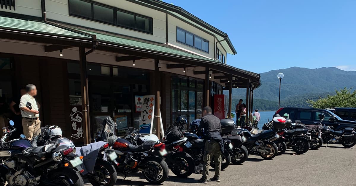 ドライブインよしだは、開店1時間近く前でも多くのライダーが集まる