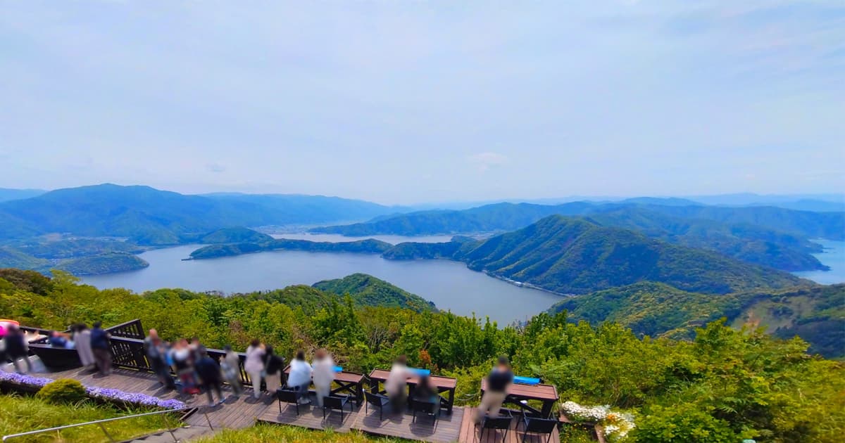 レインボーライン山頂公園は、いくつものテラスや飲食店、足湯が楽しめる