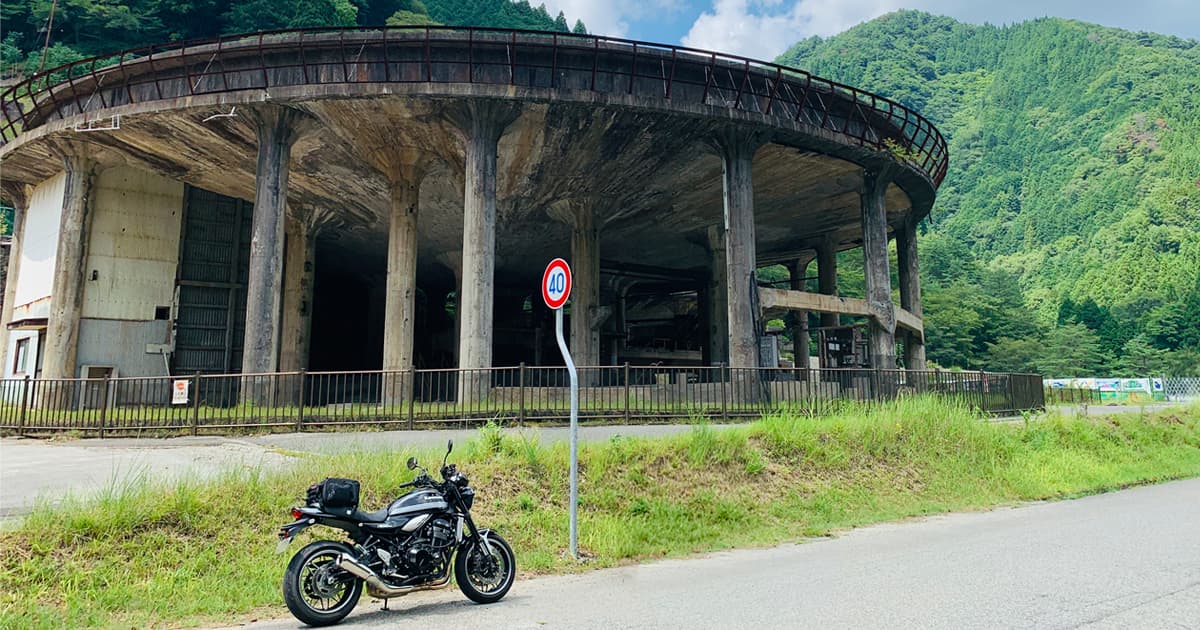 丸い円盤状の施設シックナーとバイクの写真が撮れる