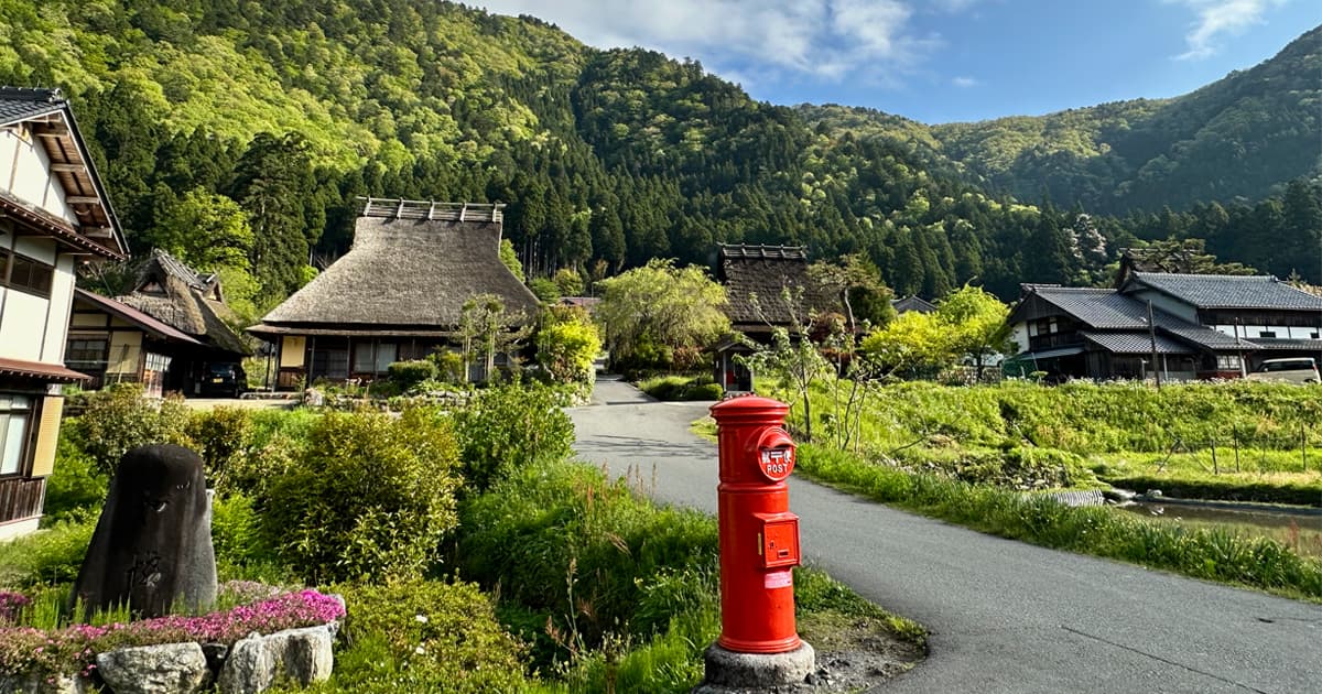 撮影スポットとして人気なのが、かやぶきの里入り口付近にある昔ながらの赤い円柱形の郵便ポスト