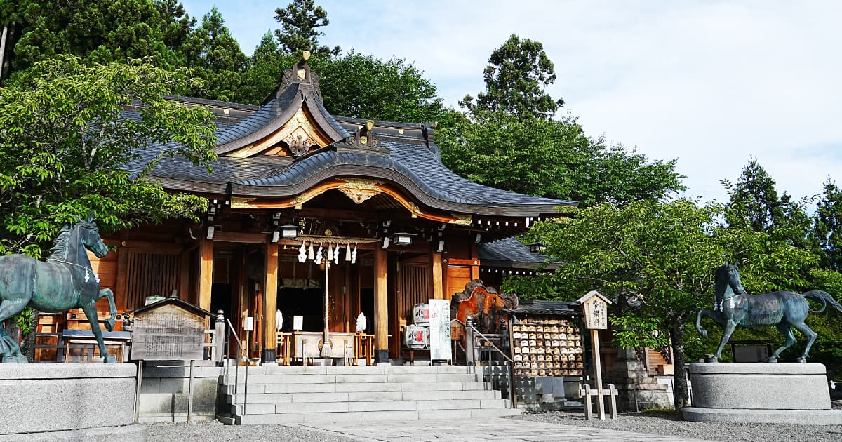 水と雨を掌る「龍神総本宮 丹生川上神社上社」。
龍神 高龗大神(たかおかみのおおかみ)を祀る、水と雨をつかさどる天空の社。
