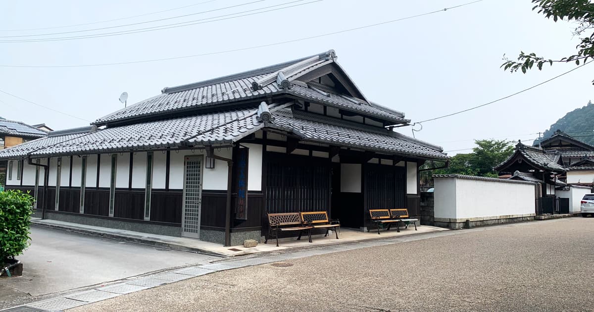 醒井宿のバイク駐輪場ならここ「木彫美術館駐車場」