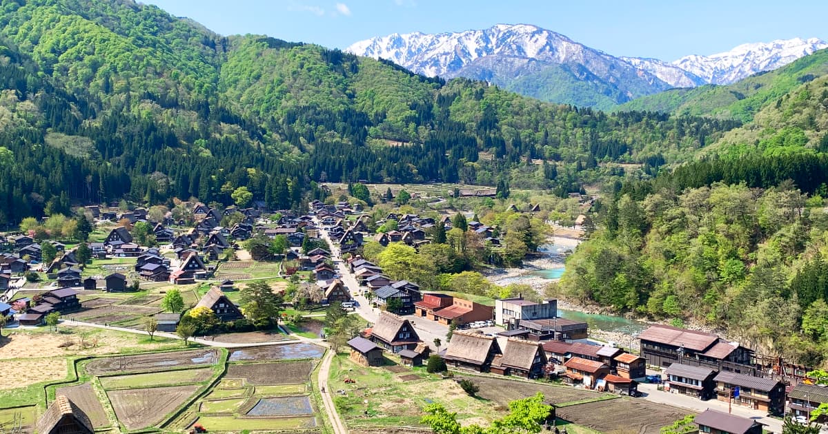 冠雪した白山連峰と白川郷