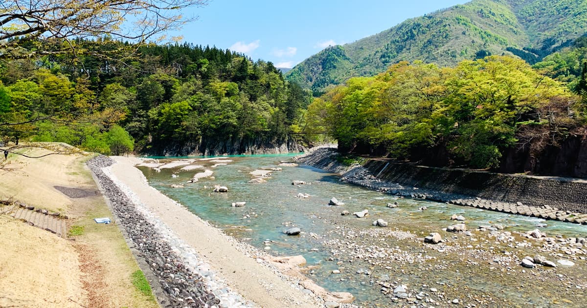 村営せせらぎ公園 駐車場から白川郷へ渡るであい橋