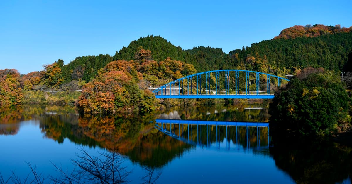 青蓮寺湖にかかる、青い青蓮寺橋