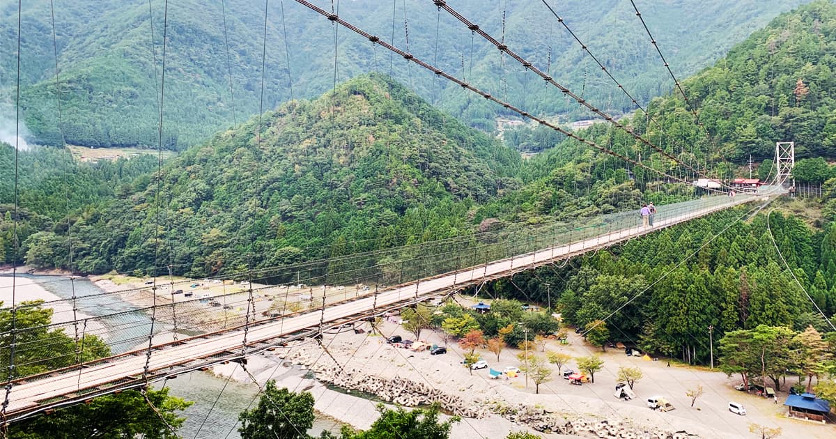 谷瀬の吊り橋は絶景だけど、高所恐怖症には厳しい