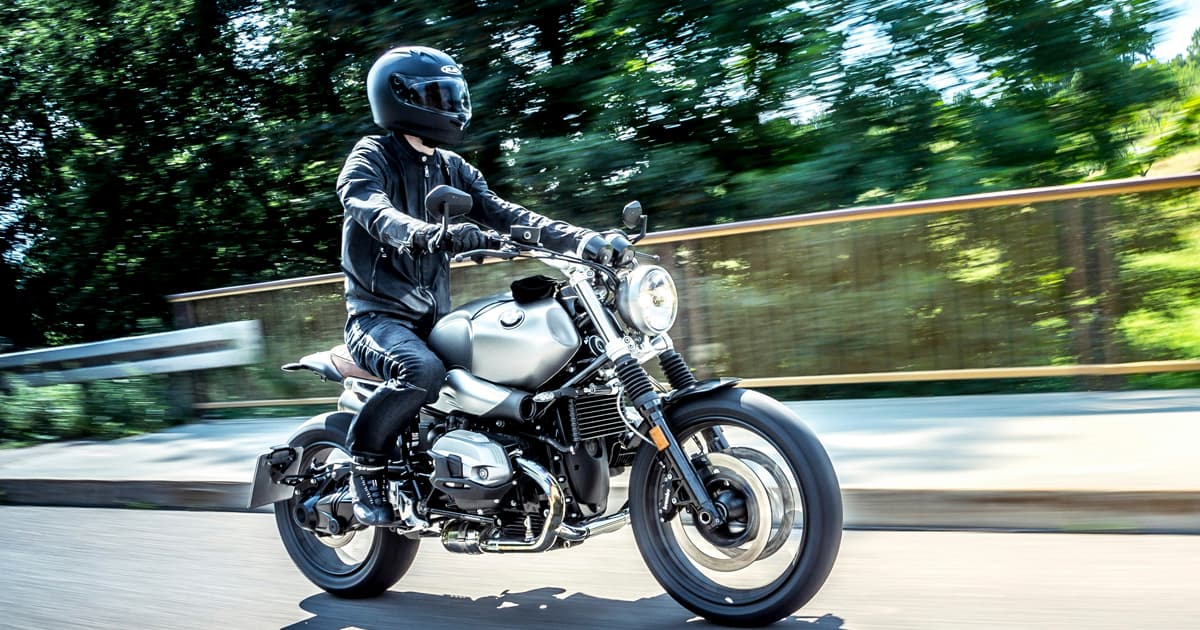 気持ちの良いツーリングロードを走るライダー