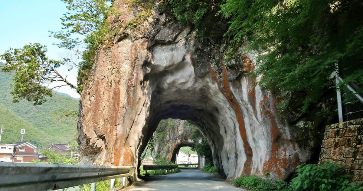 与位の洞門は、多くのライダーがバイクと一緒に撮影している
